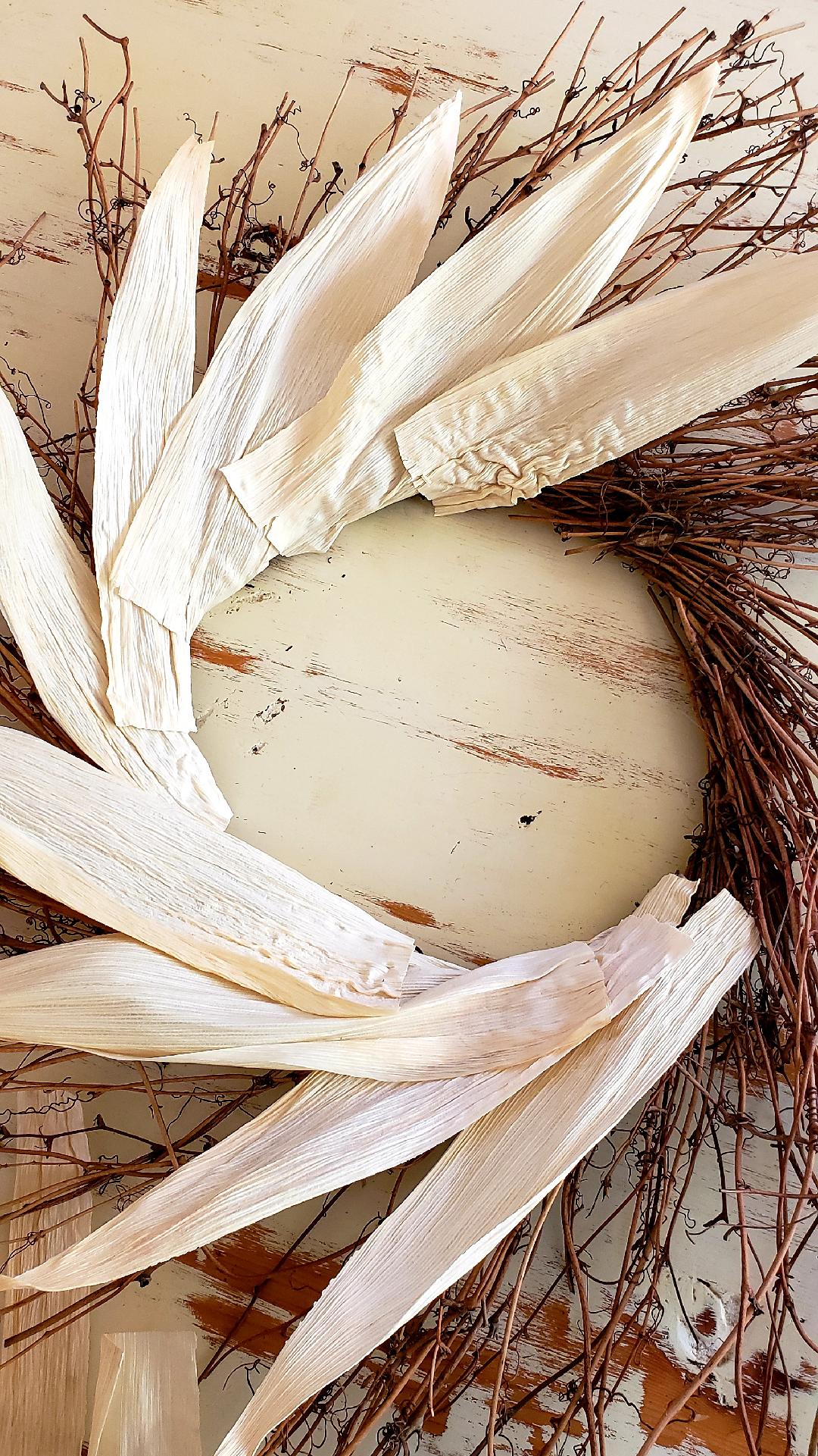 A FALL CORN HUSK WREATH - FARMHOUSE FUN