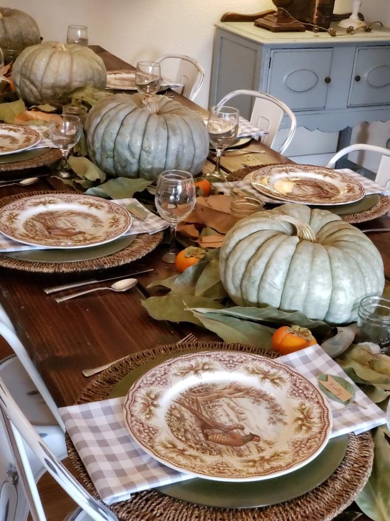 A RUSTIC FARMHOUSE THANKSGIVING TABLESCAPE - FARMHOUSE FUN