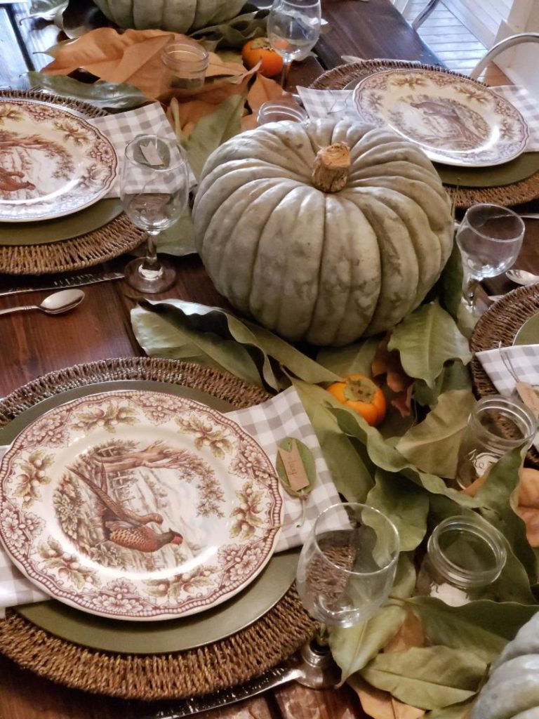 A RUSTIC FARMHOUSE THANKSGIVING TABLESCAPE - FARMHOUSE FUN