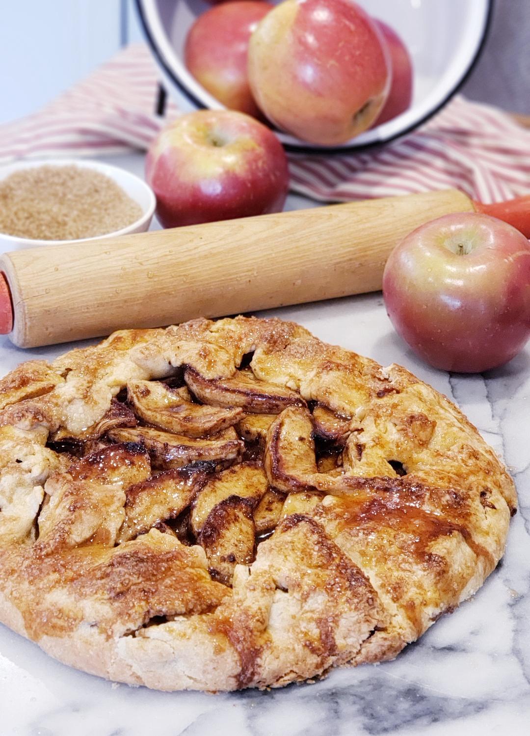 RUSTIC COUNTRY APPLE TART - FARMHOUSE FUN